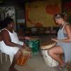 Tentando aprender o envolvente ritmo garifuna em Livingston, no litoral da Guatemala